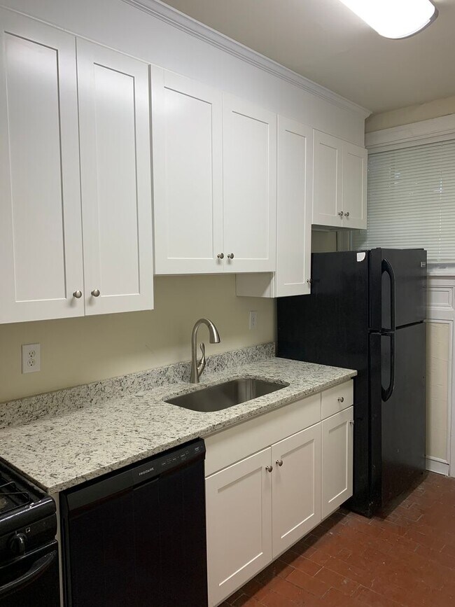 Foto del edificio - Renovated 3 Bedroom Townhouse! Off Street parking and Washer/Dryer!!