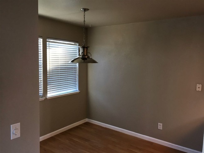 Building Photo - 1712 Amber Leaf Way