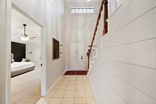 Building Photo - 909 N Rivershire Dr