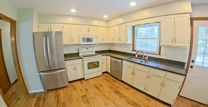 Building Photo - 404 Cherry Cir