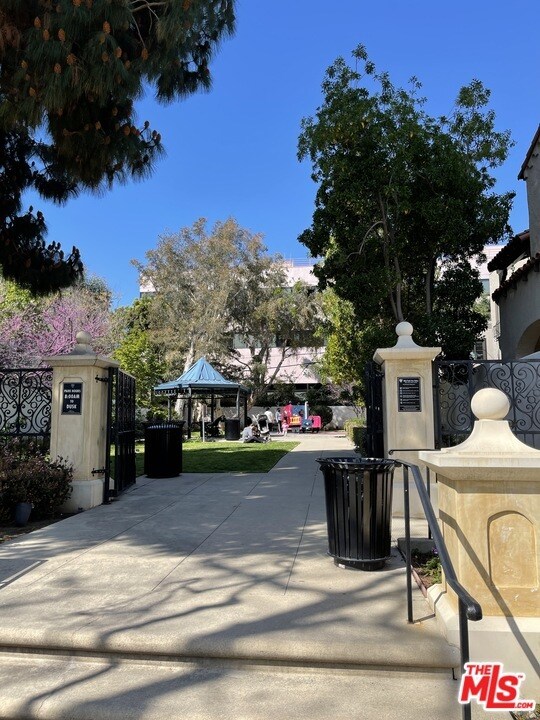 Foto del edificio - 153 N Arnaz Dr