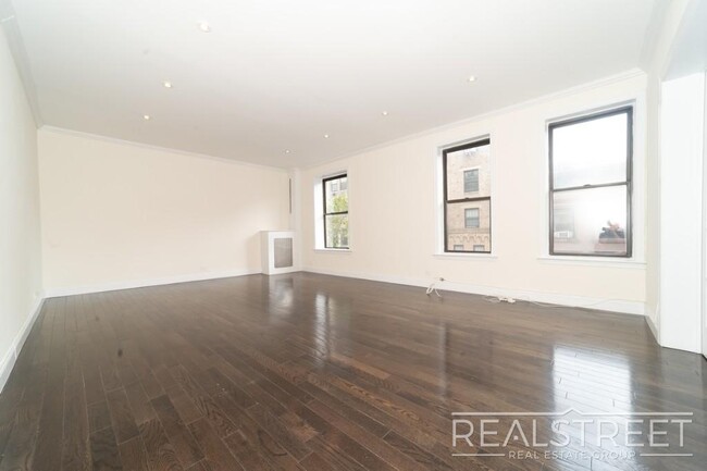 Foto del edificio - Huge Renovated 3 Bed 2 Bath Classic 6 in B...