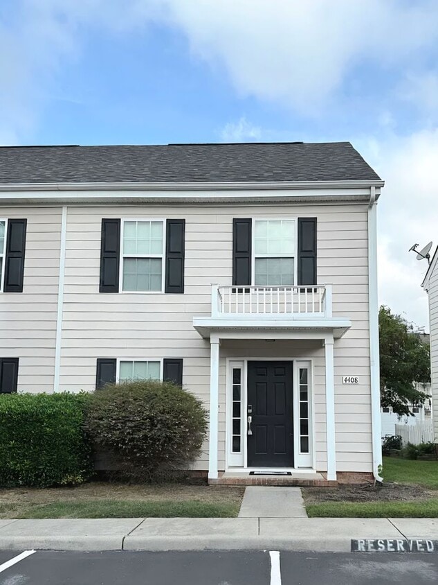 Beautiful End-Unit Townhouse in New Town –... - Beautiful End-Unit Townhouse in New Town –...