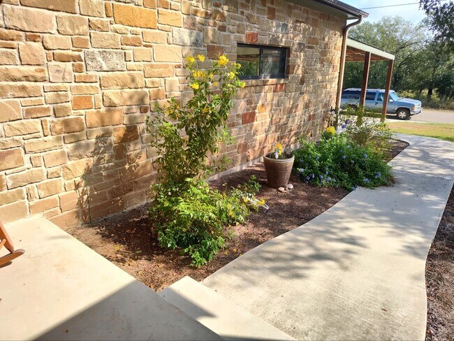 Building Photo - 405 Woodlawn Dr