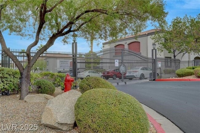Building Photo - 950 Seven Hills Dr