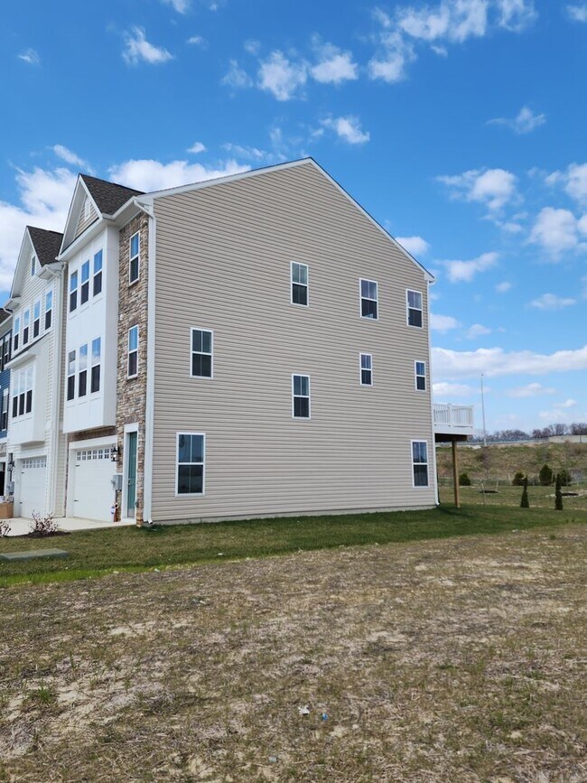 Foto del edificio - New Construction Townhome in Middletown