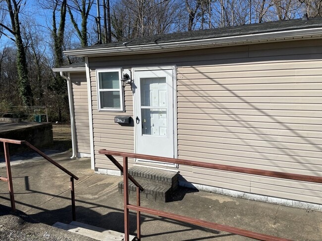 Building Photo - SRP-SH050-402 South 10th Street