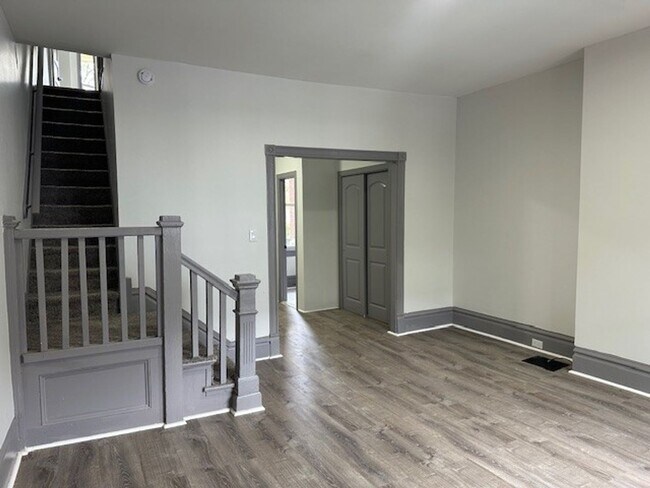 Building Photo - 544 Curtin St