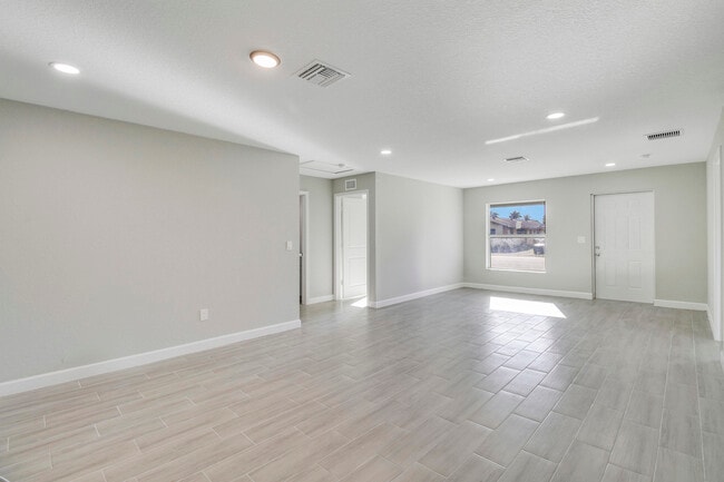 Building Photo - 548 SW 5th St