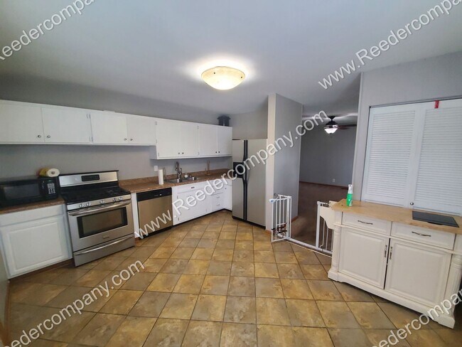 Building Photo - Beautiful 3 bedroom house