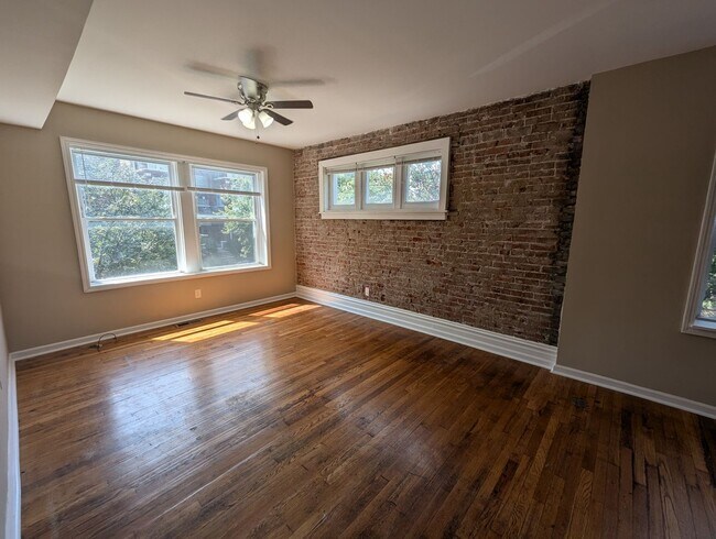 Foto del edificio - 3847 Russell Blvd