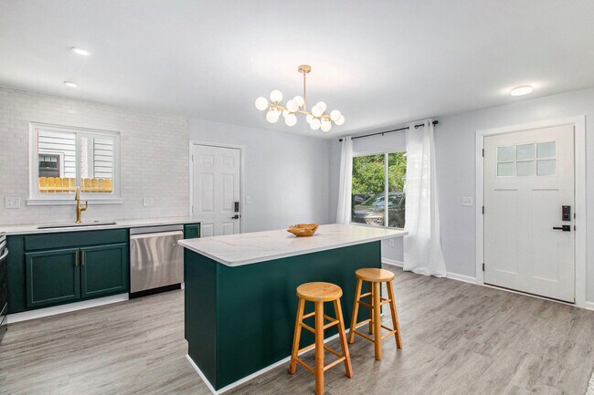 Building Photo - 213 N Gainsborough Ave