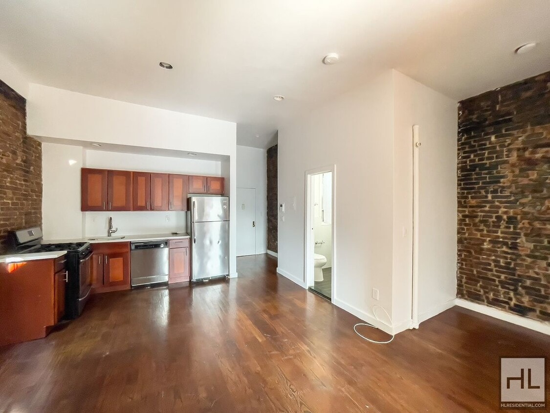 Primary Photo - Spacious Crown Heights 2-Bed 1-Bath / Expo...