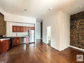 Building Photo - Spacious Crown Heights 2-Bed 1-Bath / Expo...