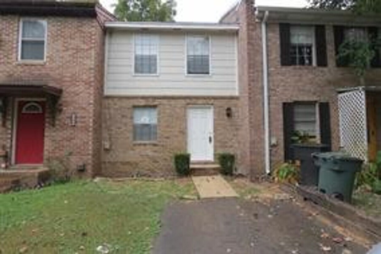 Foto principal - Beautiful 3 Bedroom Townhouse!