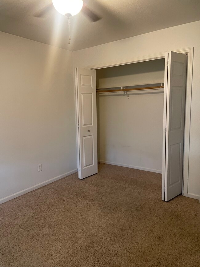 Foto del edificio - 1351 E Oakland St