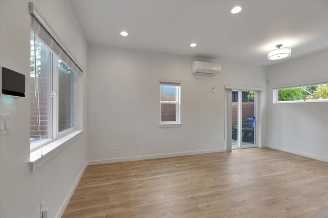 Building Photo - 14337 Roslyn Pl N