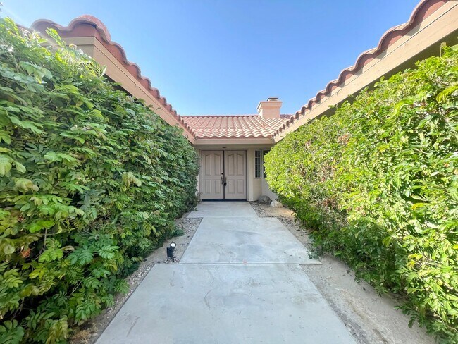 Foto del edificio - COMING SOON!!! GORGEOUS 3 Bedroom/2.5 Bathroom POOL Home Oasis Awaits in Regency Estates!!