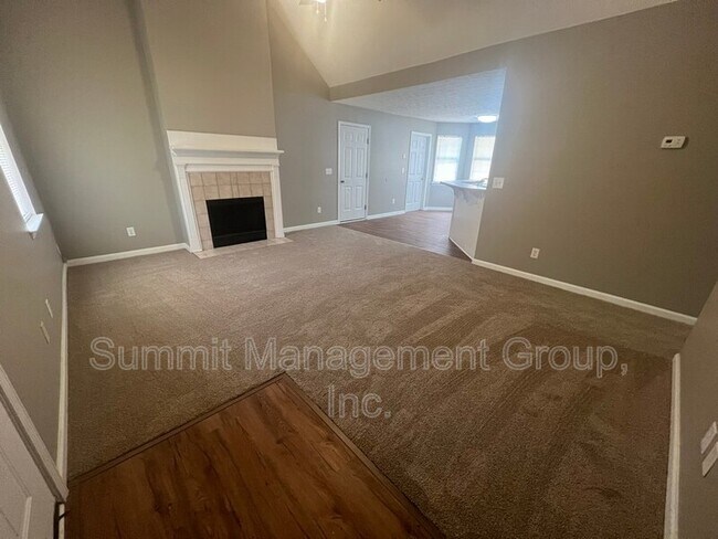 Foto del edificio - 115 Falcon Ridge Dr
