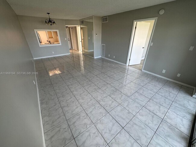 Building Photo - 1101 Crystal Lake Dr