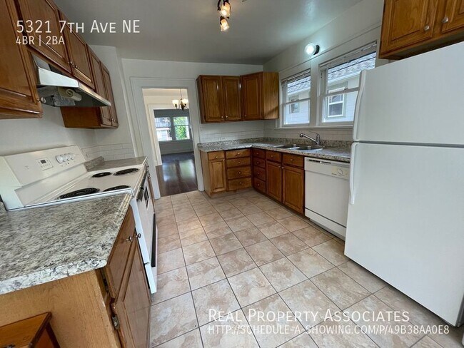 Building Photo - 4 bedroom home in University District