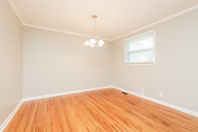 Building Photo - Renovated 3BR/1.5BA in Bellshire Estates!