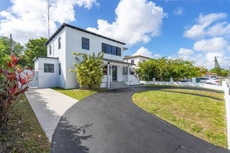 Building Photo - 130 SW 31st Ct
