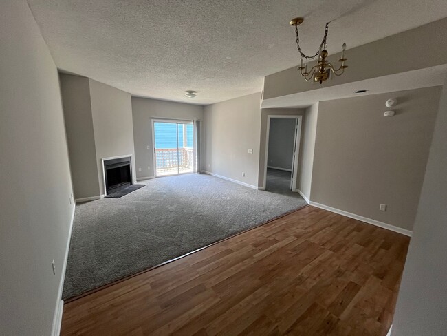 Building Photo - The Courtyard on Wilshire Blvd- 2 BED | 2 ...