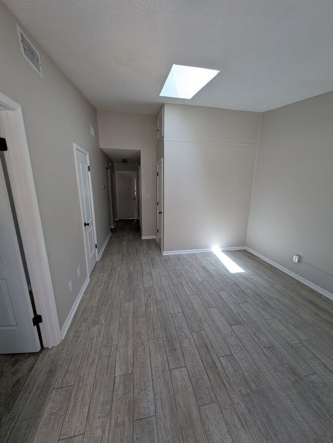 Building Photo - Beautifully Remodeled 2 Bed, 1.5 Bath Dupl...