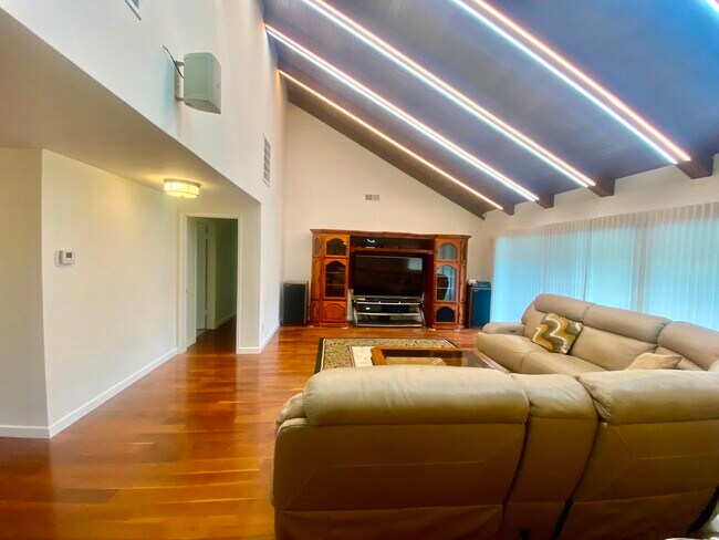 Sala de estar (foto anterior cuando estaba amueblada) - 23552 Kivik St