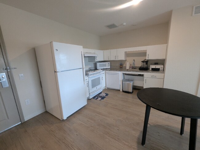 Foto del edificio - 2220 N Glenville Dr