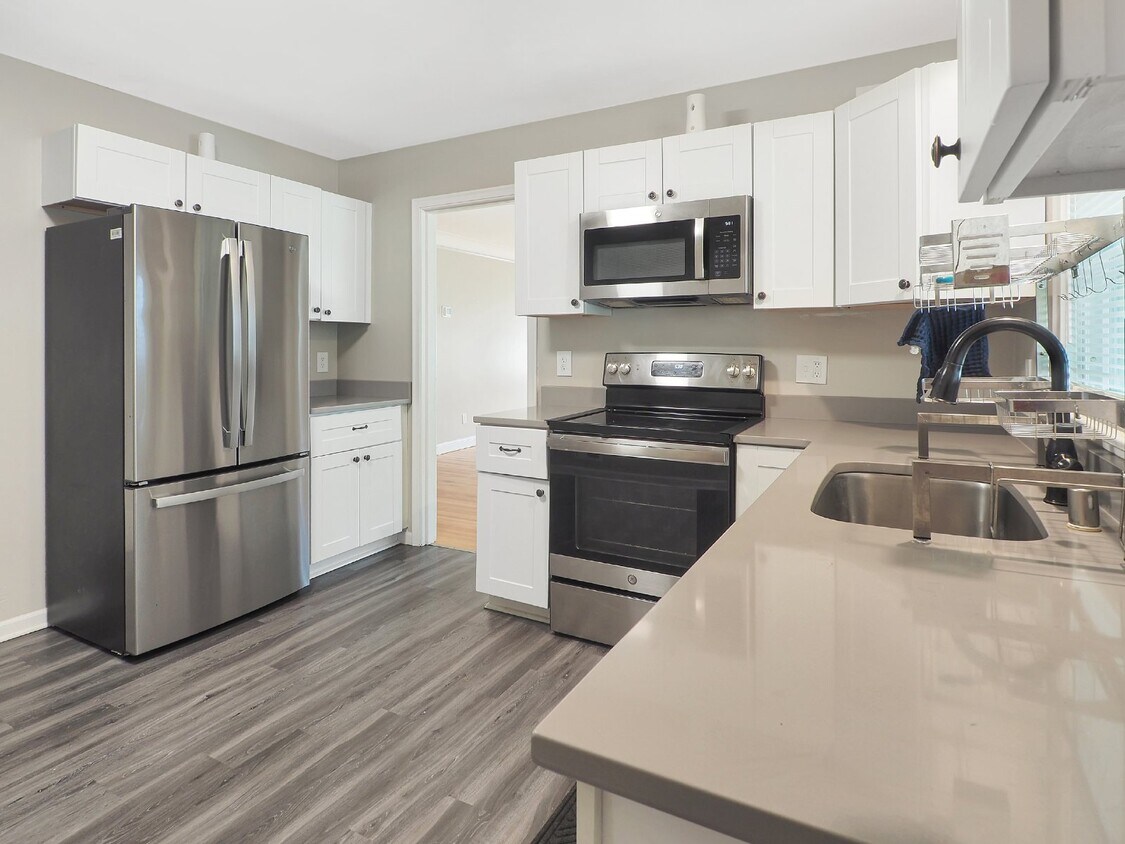 Primary Photo - Updated 4 bed 2 bath home with Large back ...