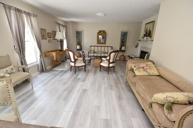 Foto del edificio - Home in Farmington Hills, 3 bedroom, 2 bath. Close to Notre Dame!