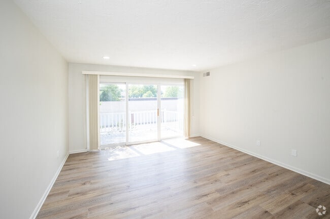 1BR, 1BA - 1,000SF - Living Room - Stonyridge Manor Apartments