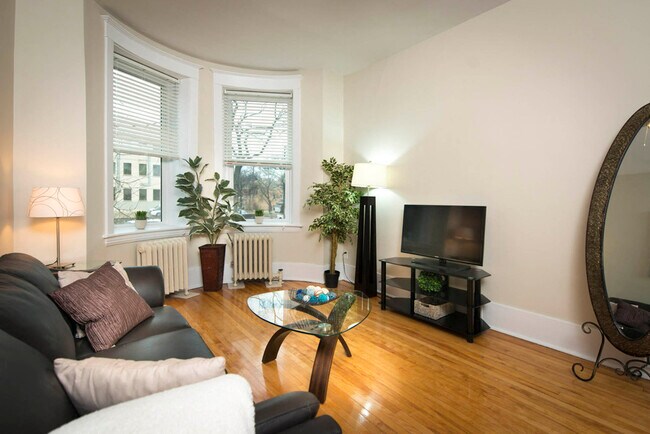 1BDR - Salon - 626 Jessie Apartment