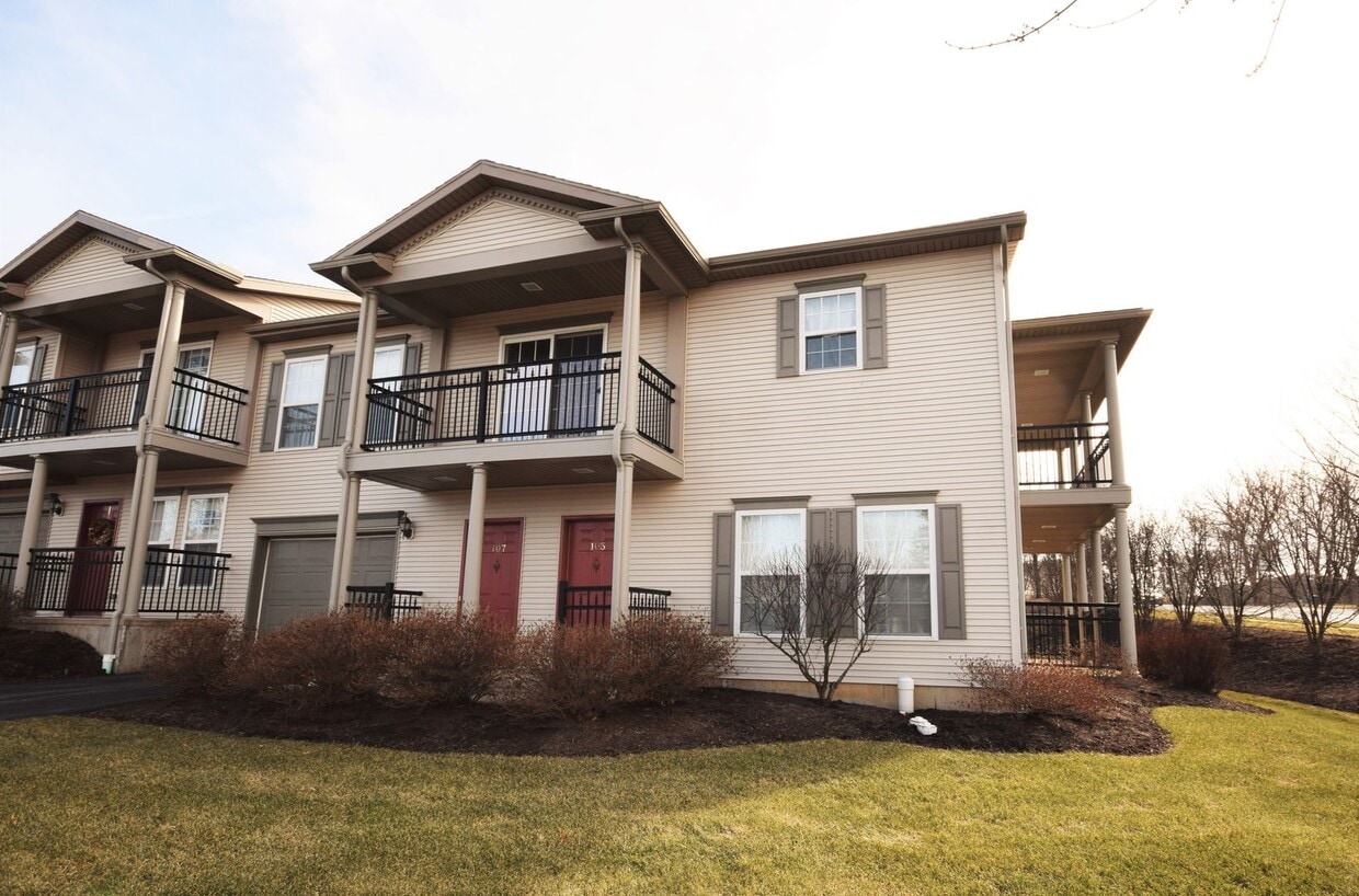 Primary Photo - End-Unit Townhome in Homecoming Ridge with...