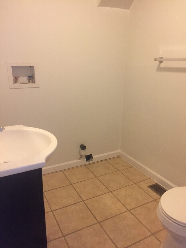 Building Photo - Available Now! 5 Bedroom 1.5 Bath House-Yo...