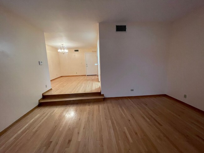 Foto del edificio - MOVE IN READY! Spacious 3-Bedroom Townhous...