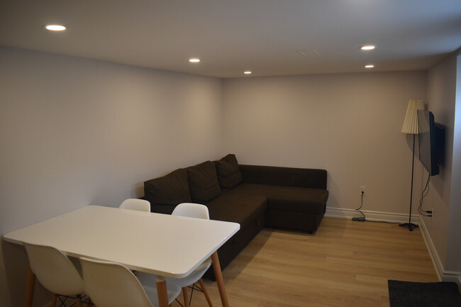Building Photo - 335 Nairn Av
