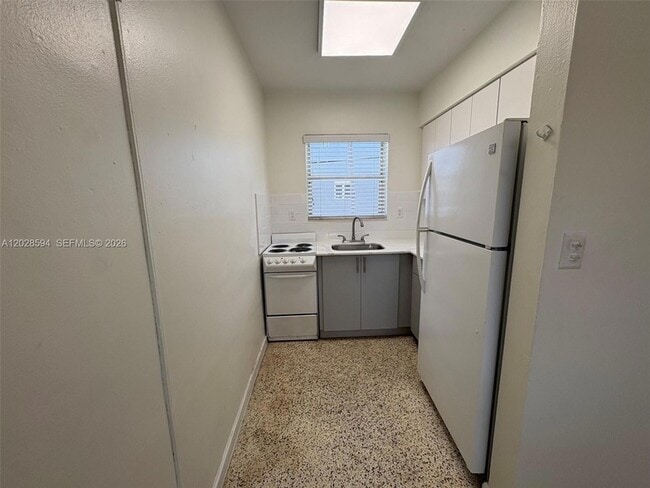 Foto del edificio - 320 W 10th St