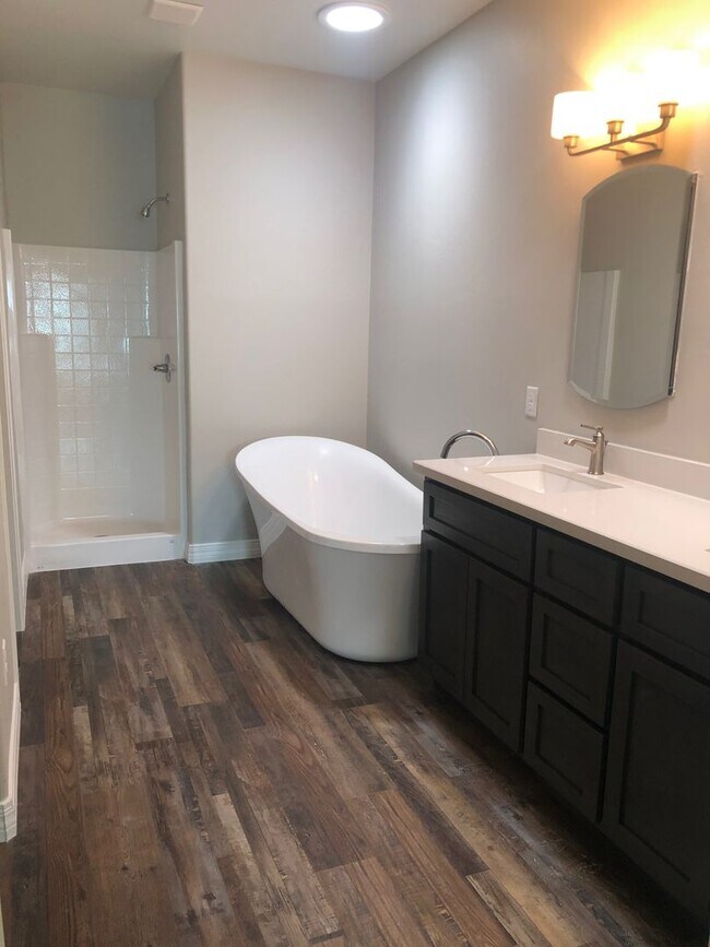 Building Photo - Gorgeous Somerton Townhome for rent!
