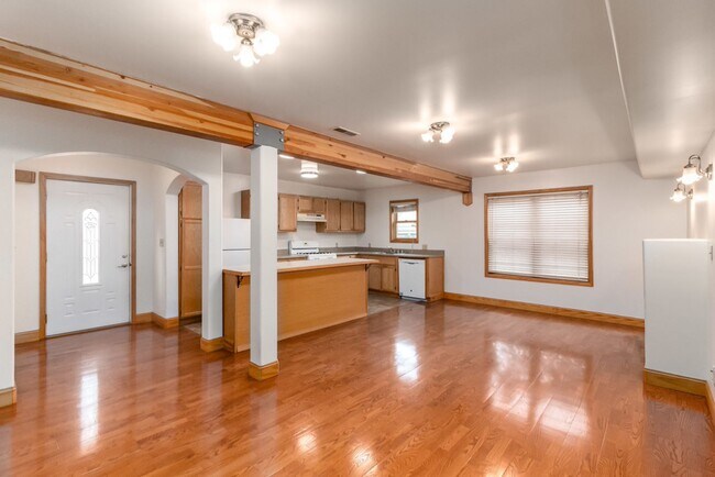 Building Photo - 2037 Clinton Ave