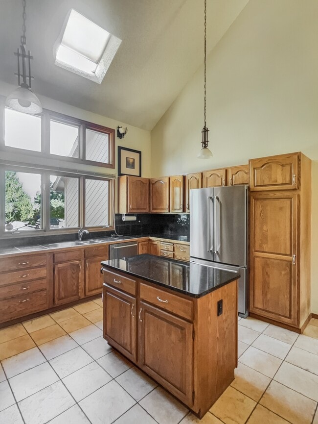 Building Photo - 450 Mesa Vista Ct