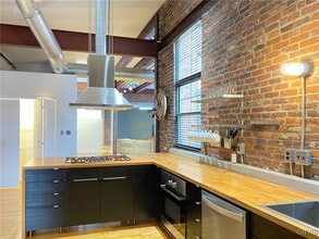 Building Photo - 412 Main St