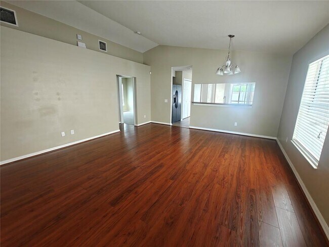 Foto del edificio - 8225 Summer Wood Ln