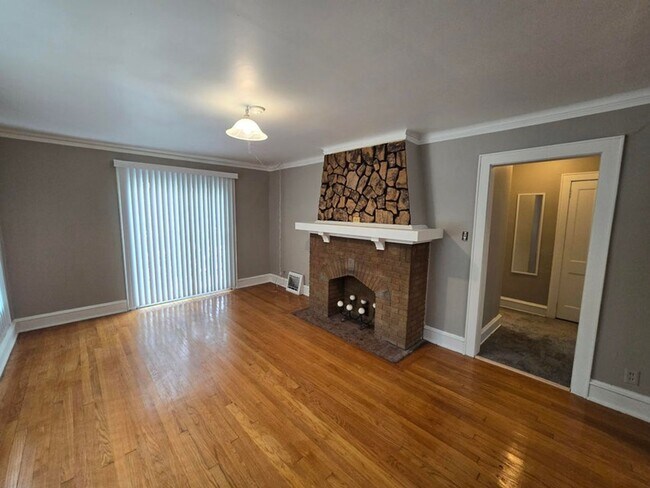 Building Photo - 3 Bedroom Single Family
