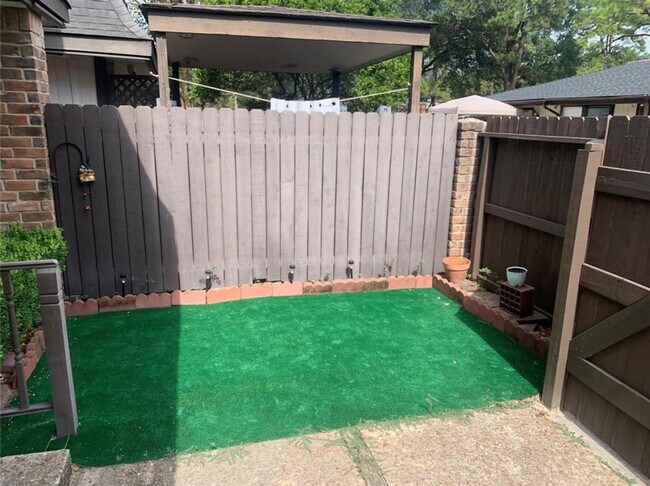 Building Photo - Charming Townhome Near Great Schools