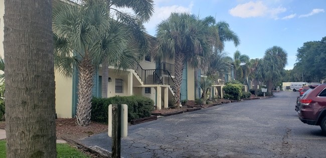 Building Photo - 2181 Lakeview Dr