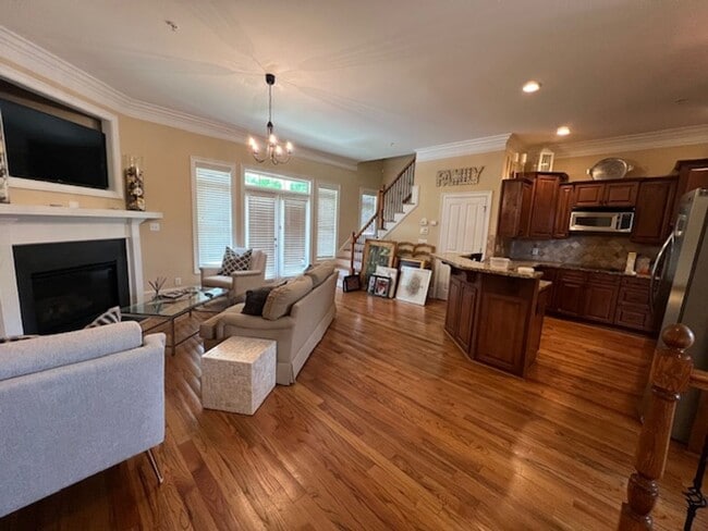 Building Photo - 2 bed 2.5 Condo- Great Location!