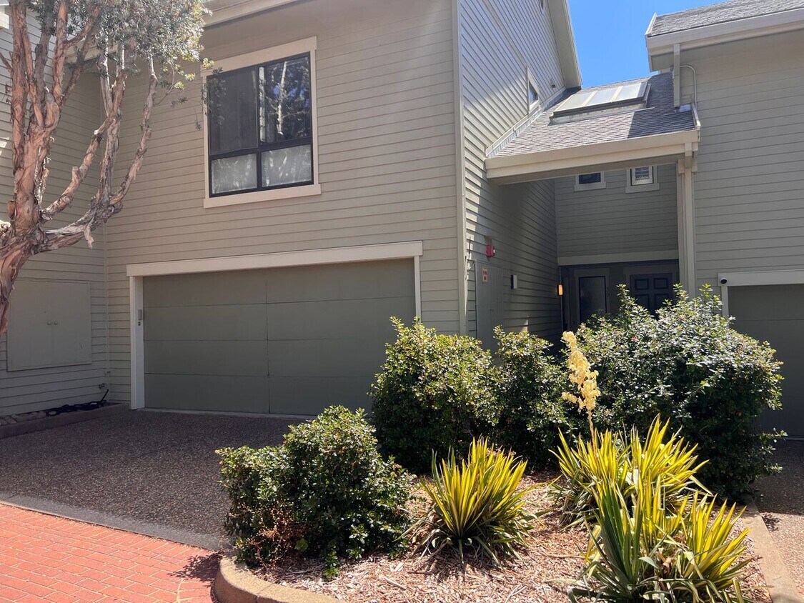 Foto principal - RENOVATED TWO BEDROOM TWO AND HALF BATH CO...